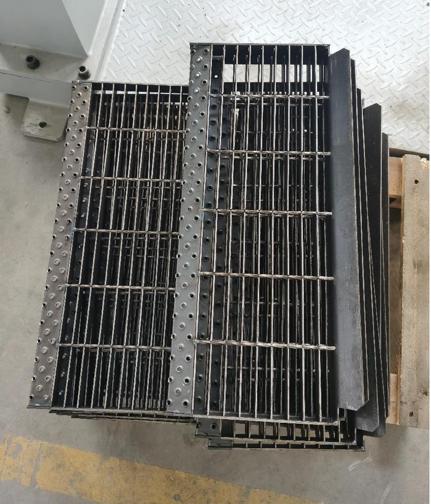 Steel grating welding workstation